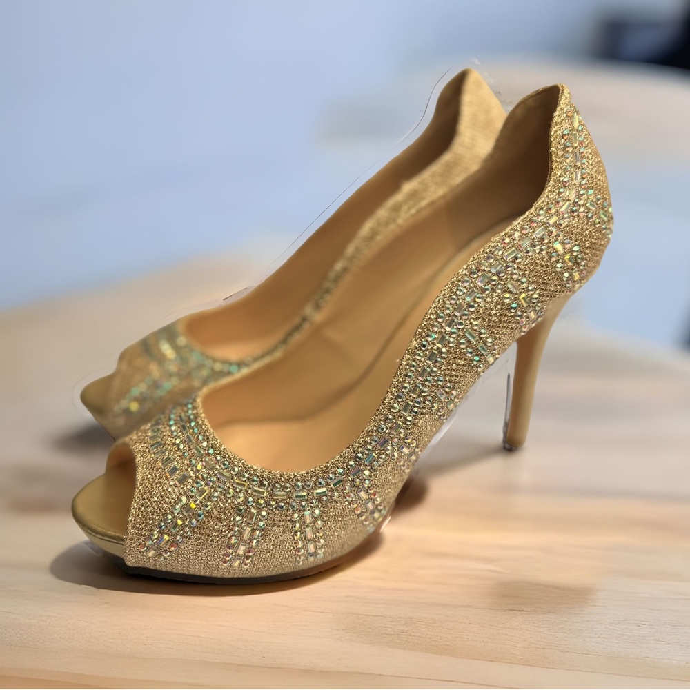 LADIES DRESS SHOES CREAM COLOR VERY STYLISH WITH RHINESTONE